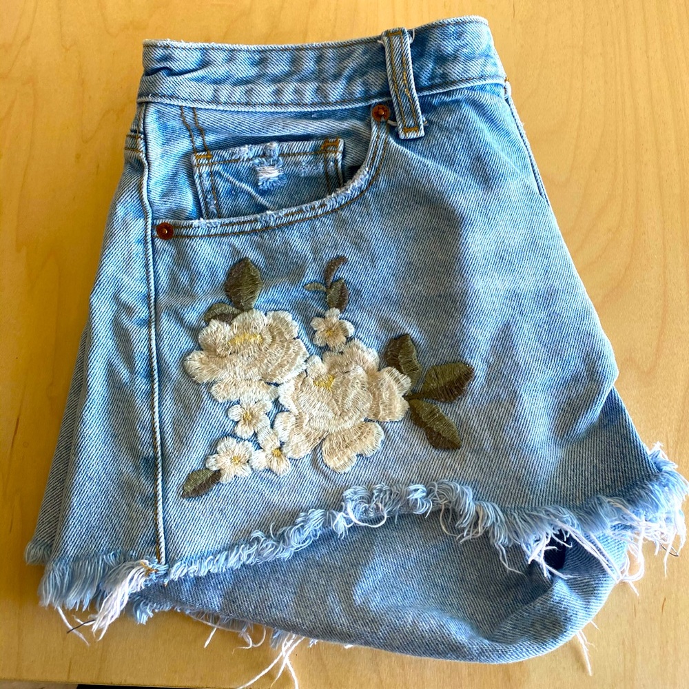 Jean shorts with embroidered flowers